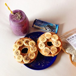 fitnessandfitness:  iloveoatmealandpeanutbutter:  Lunch after a successful market haul: a multigrain bagel with crunchy pb and banana and a yummy smoothie (1 frozen banana, 1 cup of blueberries, 1 scoop of rocky road protein powder, almond milk and water