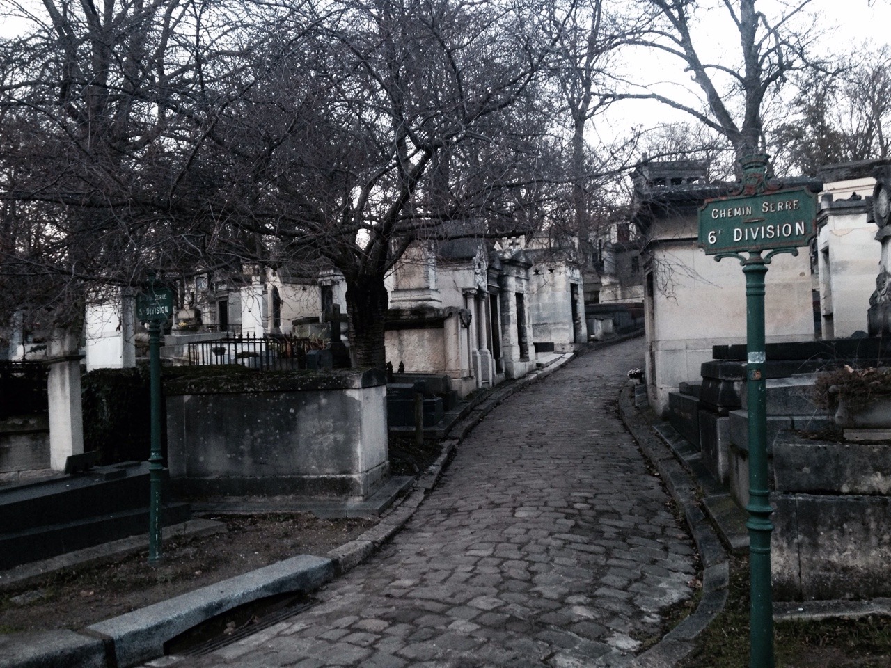 lilithlovegood:Another picture from the Cimetière du Père-Lachaise à Paris, because