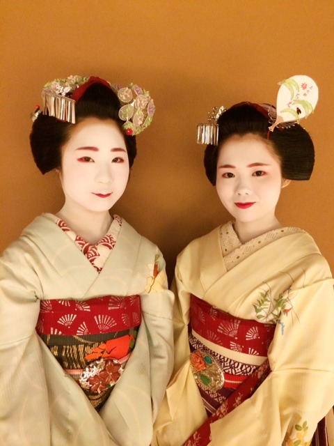 XXX geisha-kai:  Maiko Umecho and Umechie for photo