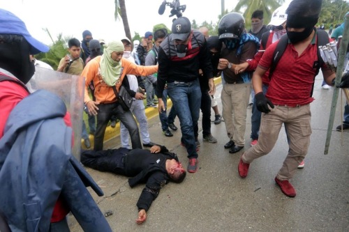 et-yet-c:aljazeeraamerica:  In Acapulco, an angry demonstration over missing students  Don’t forget about Mexico.