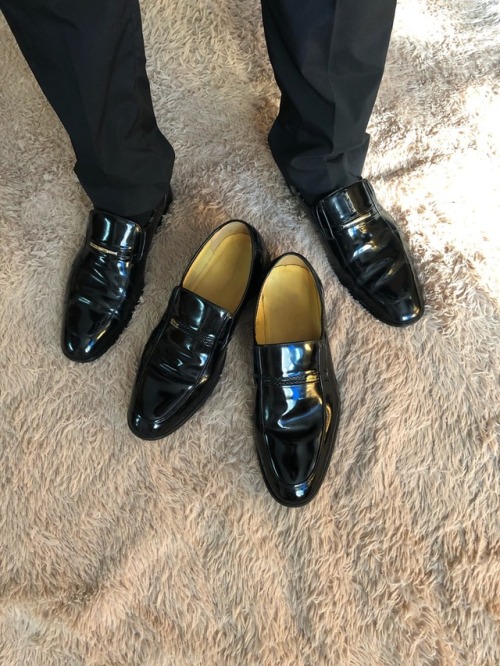 gaydressshoefetish: suiteddude:Suit &amp; Patentshoes fun FUCK YEAH!