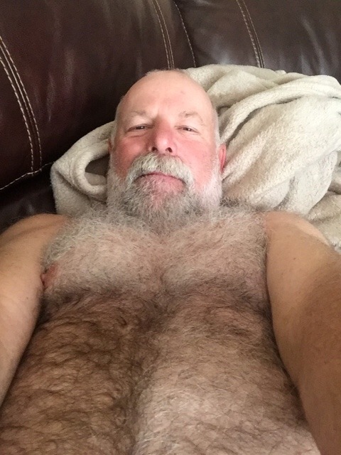 kobolmex: OMG  Hot silver daddy bear