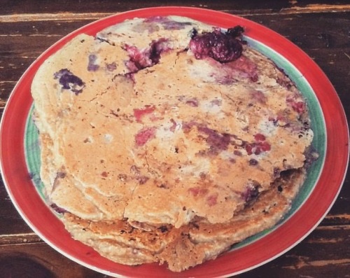 This healthy, vegan, glutenfree, 3ingredientpancake recipe calls for: 1 cup of gluten-free oats 2 ba