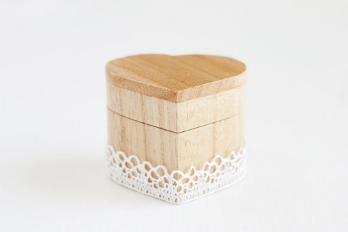 fernfiddlehead:Rustic style wedding ring box “Heart With A White Lace Trim II” -www.etsy.com/