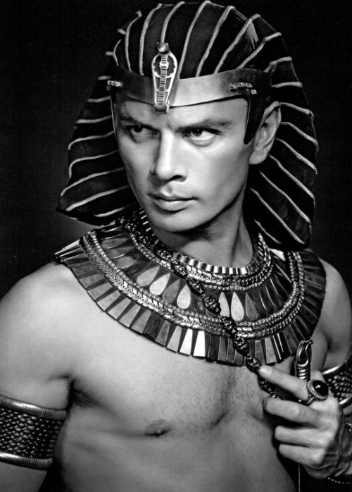 akaixab:Yul Brynner fotografado por Y. Karsh para a promoción de Os dez mandamentos (1956)