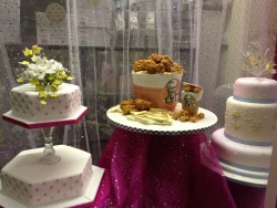 neutralsoyhotel:  My local wedding cake shop