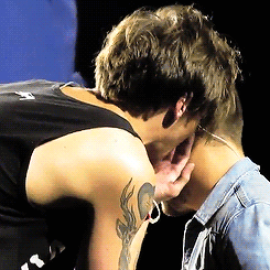 Proof That Louis Still Doesnt Know How To Properly Whisper In Someones Ear. (x)