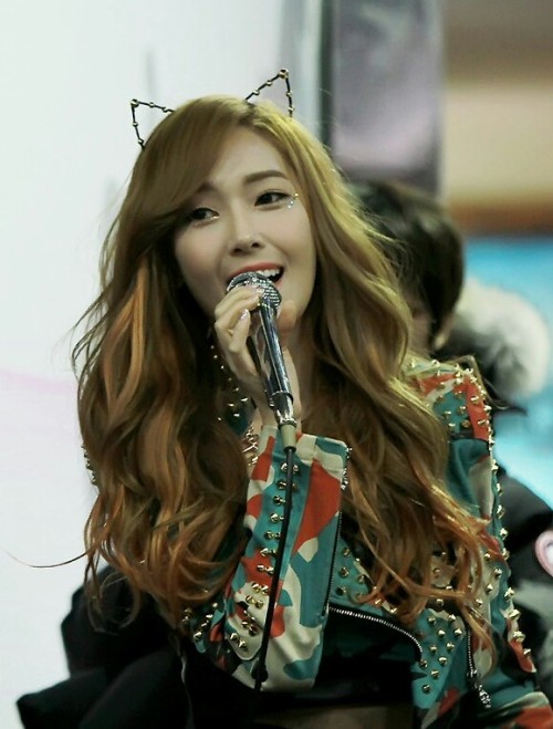 celebsthatcopyjessica: Leader of ancient group 22 tries to copy Jessica’s fashionable and cute