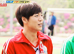runningzoo:  This cute flowerboy Lee Hyun Woo! He’s having a blast! Sooo cute ^^   Running Man Ep.147   