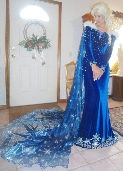 queenelsawestergaard: My Elsa Winter Christmas cosplay! This costume is so elegant and regal–w