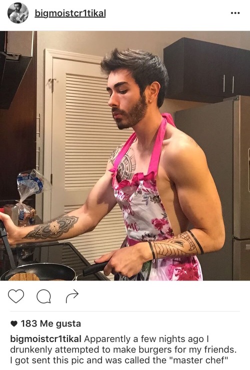 peakesqueak: cr1tikal-centered-shit: BAHAHAHA @peakematt @kittykatkovic why is he so ripped???