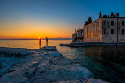 Punta San Vigilio, a small and wonderful peninsula on Lake Garda.(via italian ways)