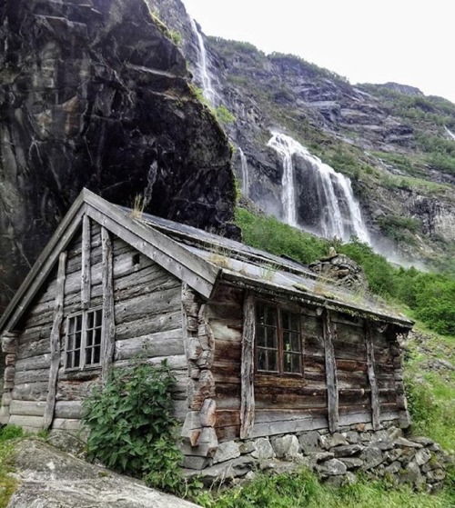 cabinsdaily:  My kind of getaway home 😱 Tag a friend you’d take here! | http://pieceofwilderness.com