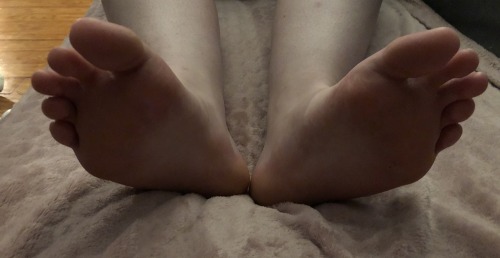 feet-babe:  first photo, do you want more daddy ?  Reblog please 