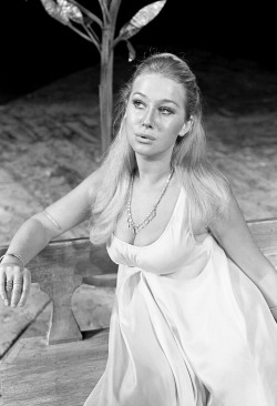 samwanda:  richardgere-blog: Helen Mirren as Cressida in Troilus and Cressida (1968)   💕 💖   
