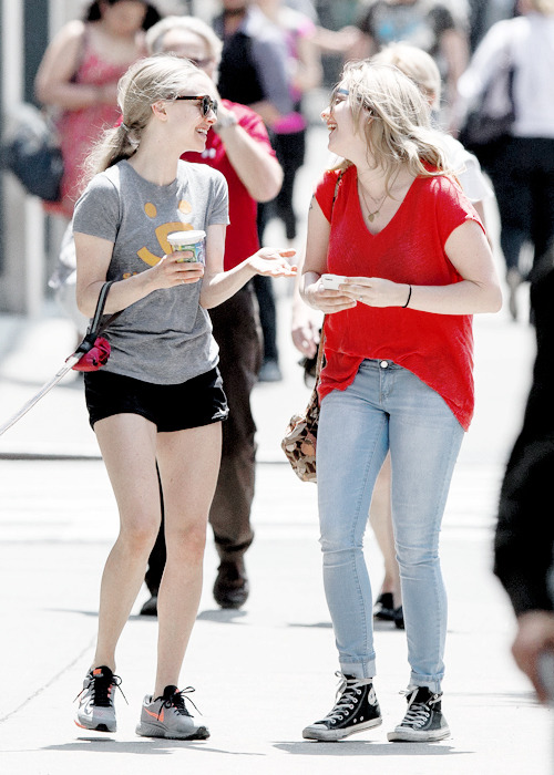 amandamseyfrieddaily: Amanda and her sister, Jennifer, on the streets of New York