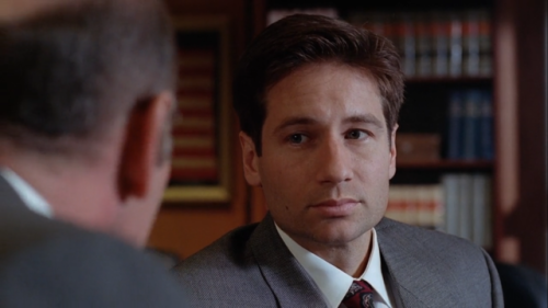 Fox Mulder in The X-Files ep 1.21 Tooms