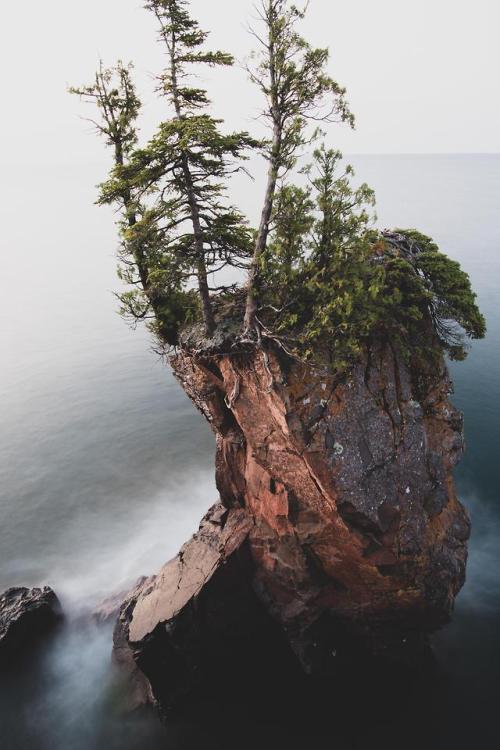 amazinglybeautifulphotography: Tettegouche State Park Sea Stack, MN. [4160x6240][OC] - smellmyfakele