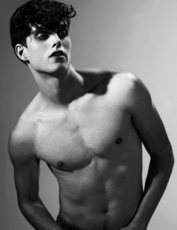 male-celebs-naked:  Daniel Sharman See more here