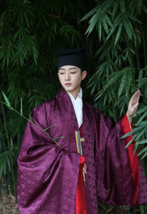 Chinese hanfu for men in historically accurate style of Ming dynasty by 望月明传统服饰This type of hanfu ha