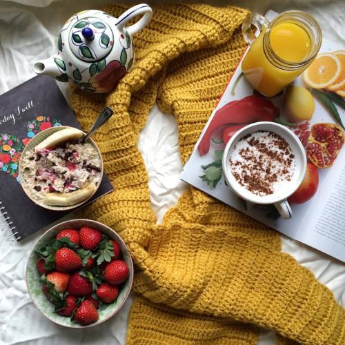 cozy today with chamomile tea latte, banana split oats, orange beet juice and berries.