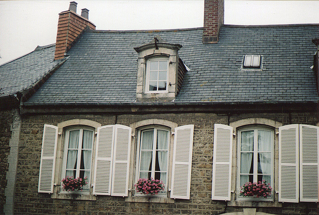 lafleurdesmurailles:  Windows / Boulogne by millie clinton. on Flickr. 