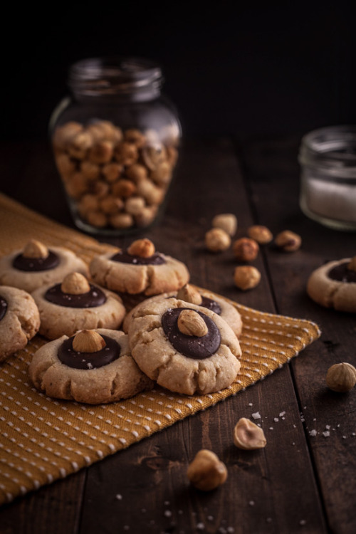 phoods:  (via Hazelnut & Chocolate Sandies | Goodies à Volonté)