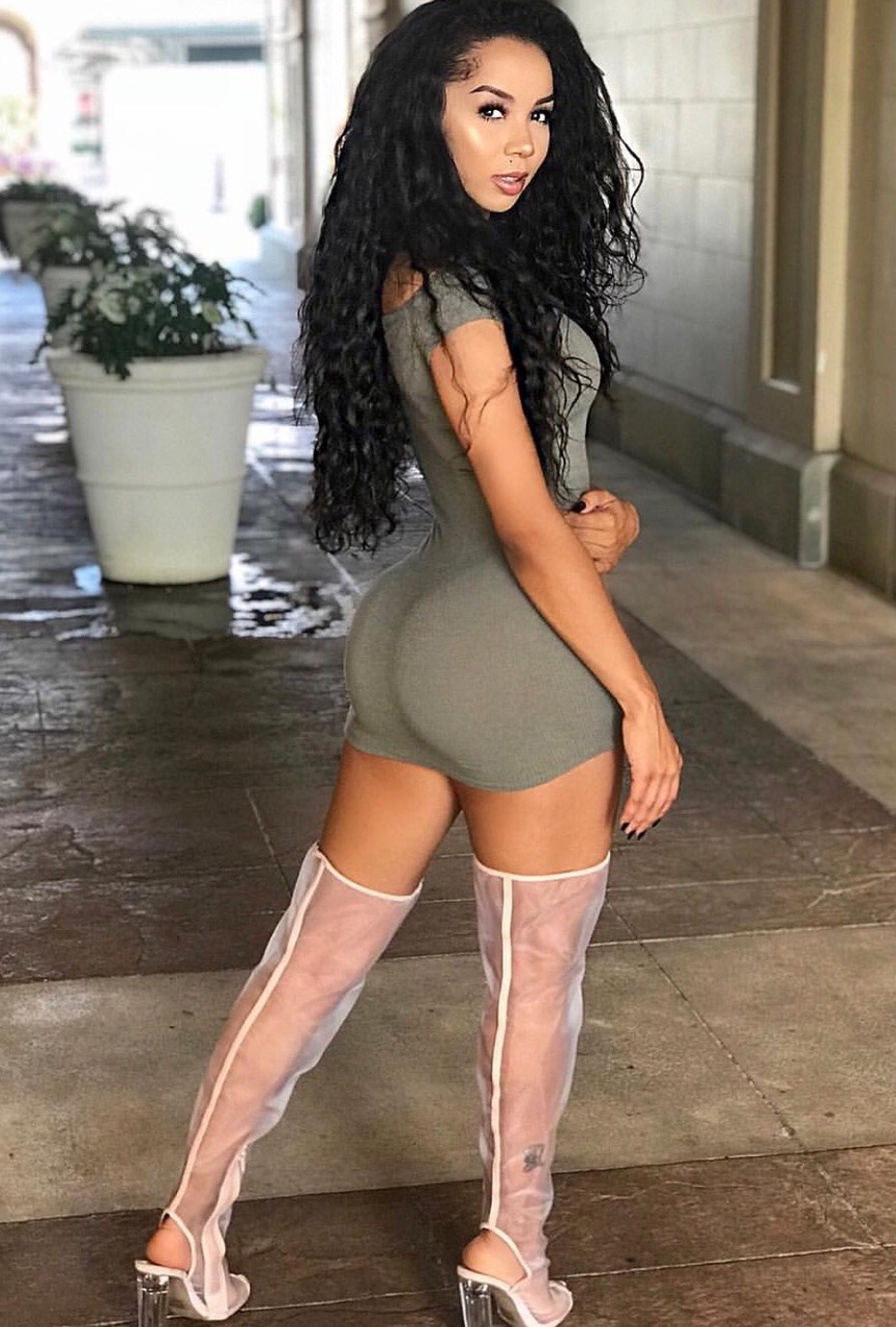 SHE&rsquo;S SO MOTHER FUCKIN FINE, I WOULD DRINK HER BATH WHILE SHE WAS STILL