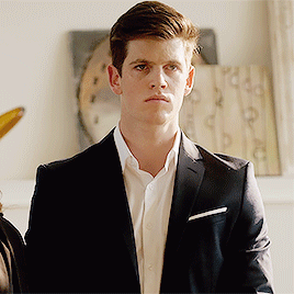 avacrwder:➳ guzmán + suits (requested by @benwyatti​)