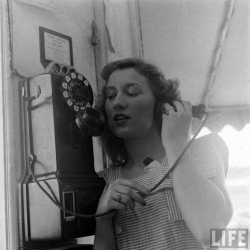 Hanging on the telephone(Nina Leen. 1947)