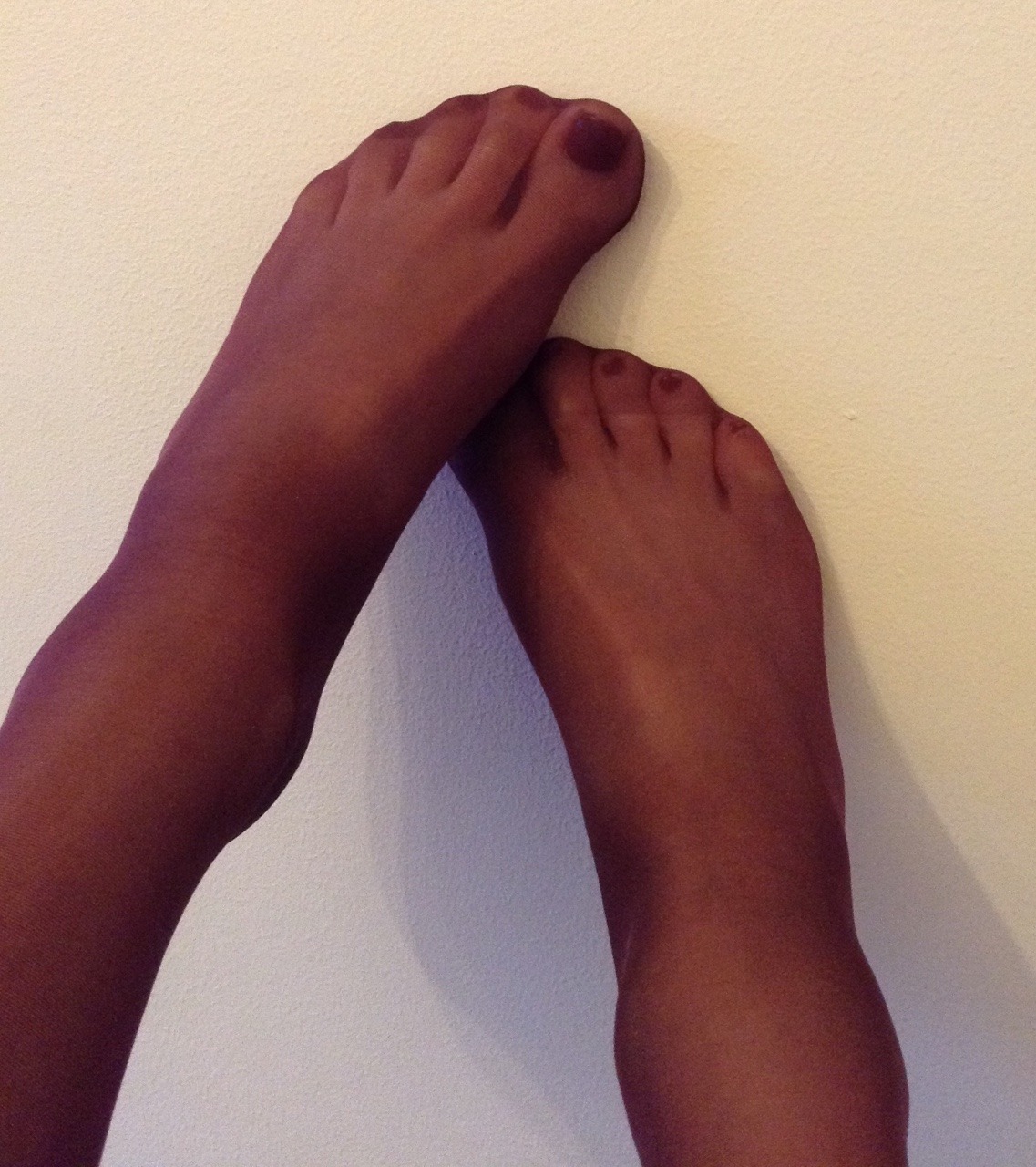 justlovenylon:  Toes in hose 😃