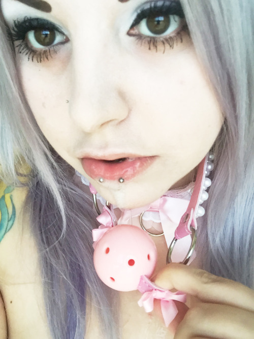 touchmyevil:  scarlettgray:  Coin-operated girl.Collar and ball gag from @fragilepony!  ❤️