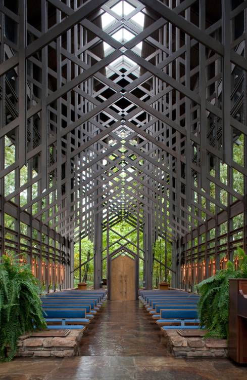 (via Inside the sanctuary of Thorncrown Chapel located in the Ozark Mountains. It measures 48 feet h