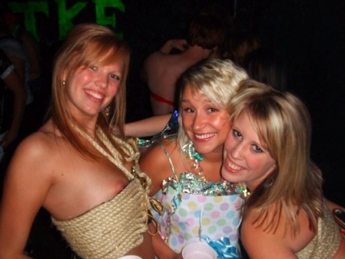 More nip slips and pussy slips pics at http://pussyslip.tumblr.com/