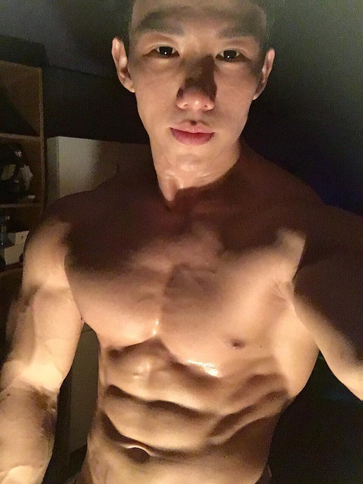 mantop106910:  從事猛男秀的台灣大肌肉大屌包的帥氣舞者…  Mars劉翔