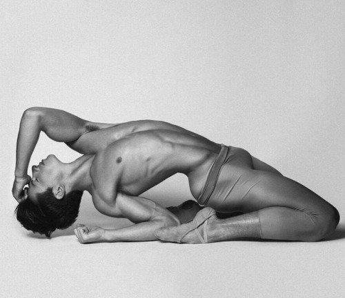 pas-de-duhhh:  Rhys Kosakowski dancer with Houston Ballet photographed by Brian Jamie