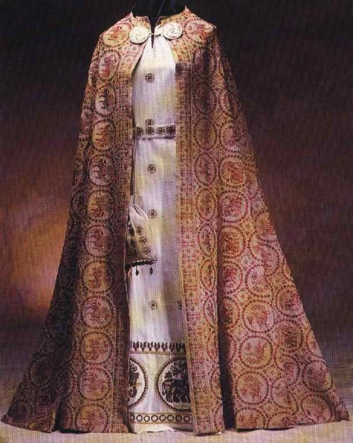 medieval-woman: sartorialadventure: Byzantine clothing of the 14th century the Palio di Legnano Cost