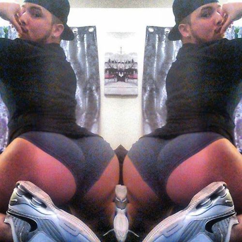 acacio-moore:  This ho is OFF THE CHAIN!