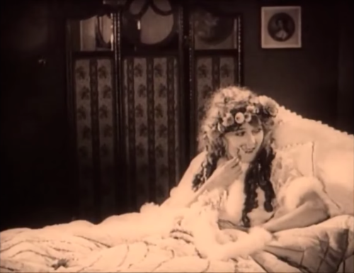 di-a-man-te:Mary Pickford and Teddy the Dog in Stella Maris (1918), dir. Marshall Neilan