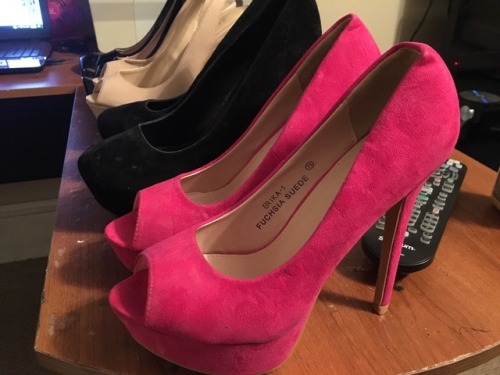 hornymaleclub: Early morning shoe fetish and no I don’t wear heels just love them