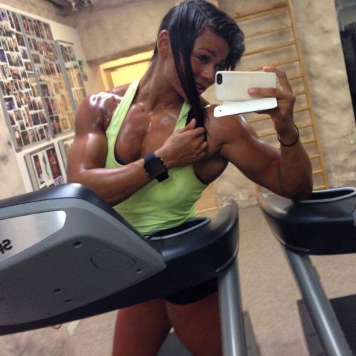 yourmusclegirl:  NEW Sophie Arvebrink video Sophie’s getting BIG!
