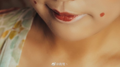 Traditional Chinese hanfu, hairstyle, makeup, and accessories in the style of the Tang dynasty.