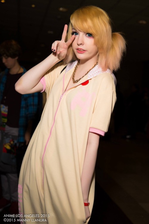 animehunnie: the guy to the left heavy judgin me