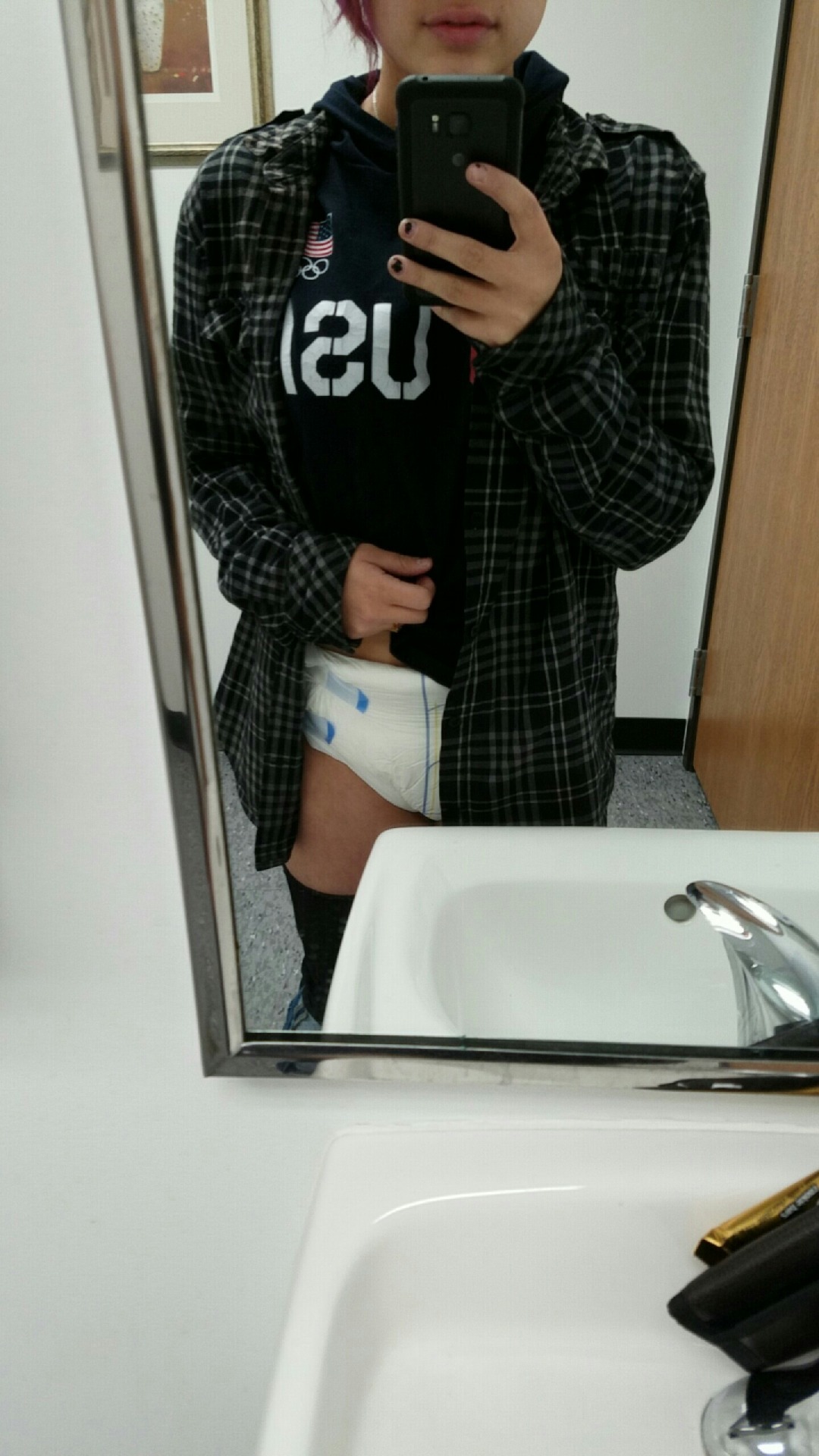 misters-lil-princess:Baby girls first time wearing a thick diapee to work… I’m