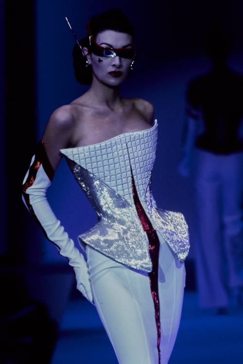 celebritycokenose: Thierry Mugler Spring/Summer, 1997 Couture