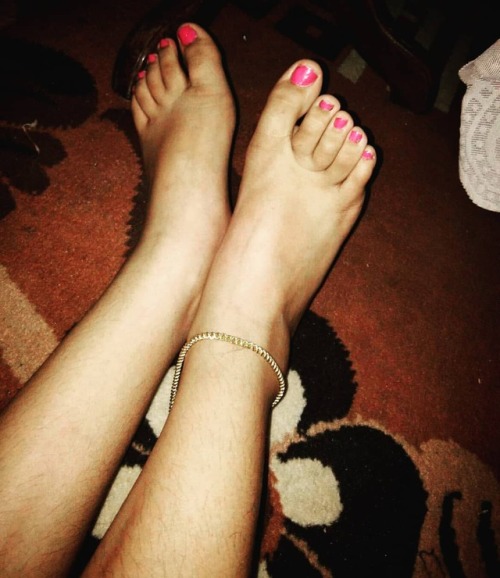 #cute #feet #foot #legs #beautiful #beautifulfeet #anklets #ankletsfeet #goldenanklets #pink #pinkna