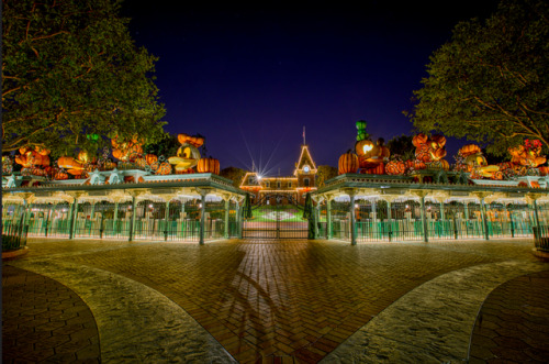 halloweenatdusk:Halloween time at Disneyland