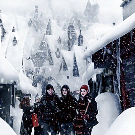 asheathes:Christmas was coming. One morning in mid-December, Hogwarts woke to find155itself covered 