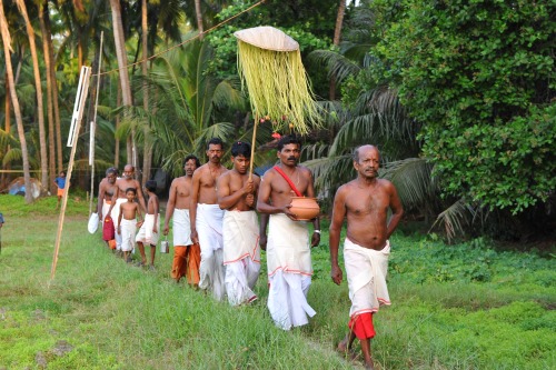 Procession to a theyyam shrine at Kerala´s cowtryside