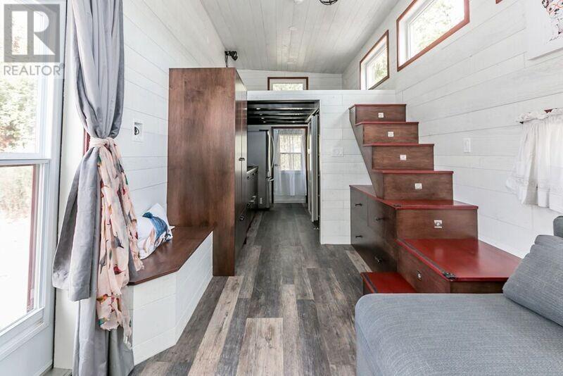 dreamhousetogo:  Tiny house for sale in Ontario, Canada  Gorgeous tiny house 